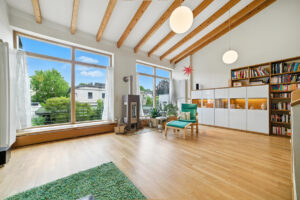 offene Galerie mit Gartenblick