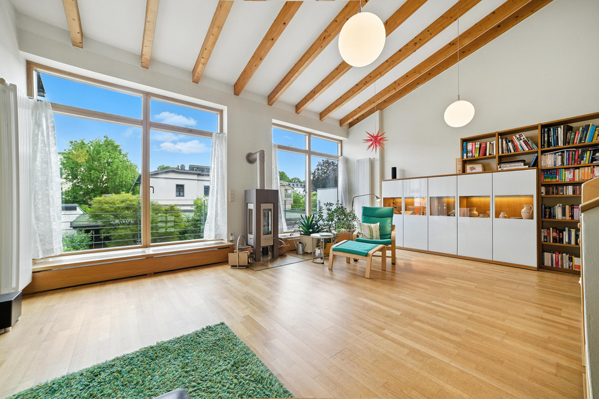 offene Galerie mit Gartenblick