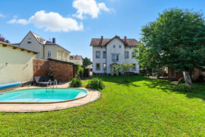 und Pool in Gartenidylle