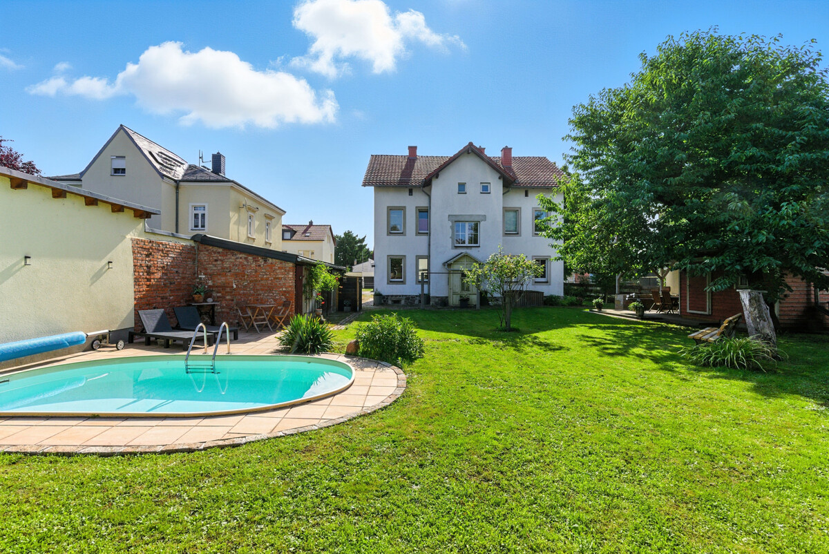 und Pool in Gartenidylle