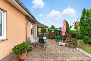mit großer Terrasse