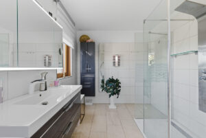 Badezimmer (Dusche, Wanne, WC)