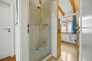 und Dusche im Dachgeschoss