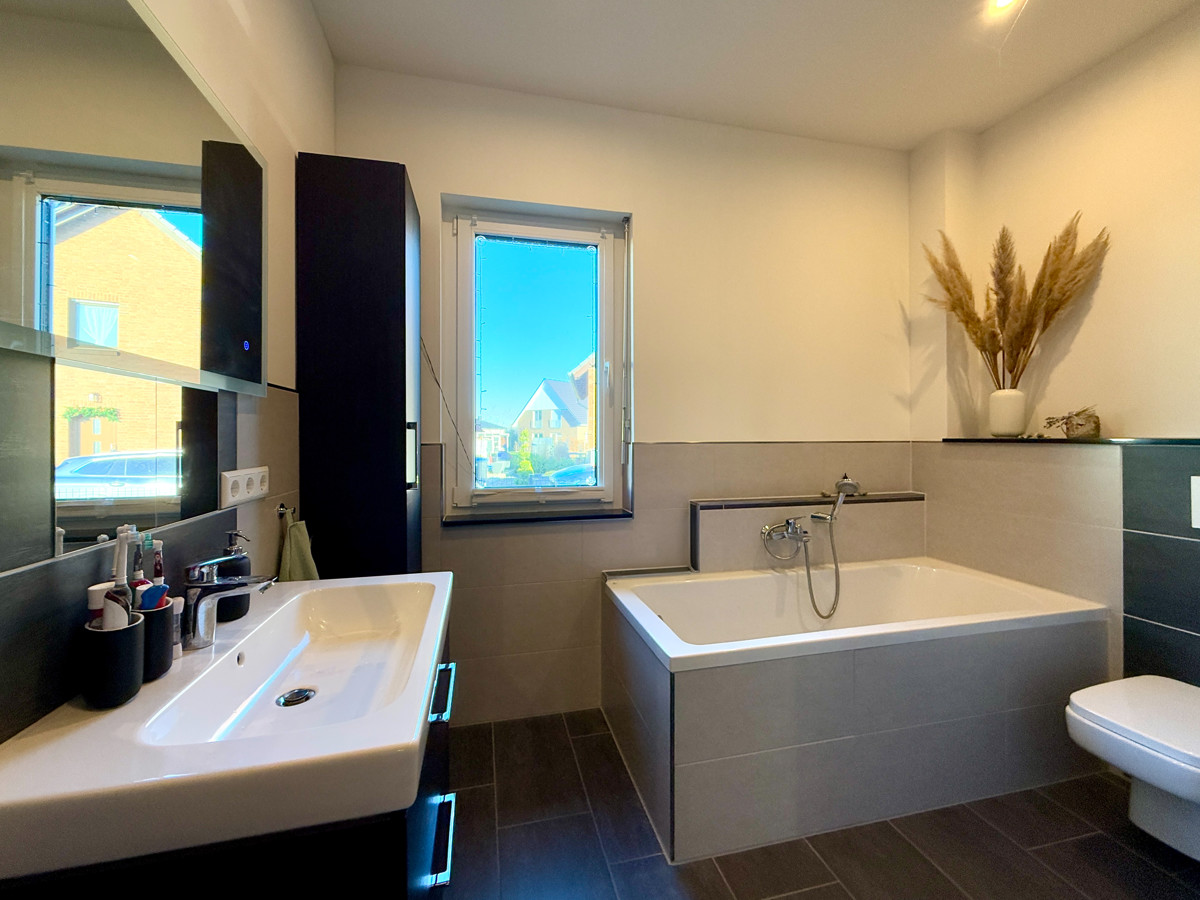 Badezimmer mit Wanne und Dusche