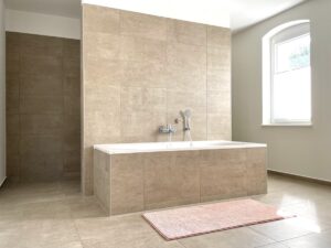 Badezimmer mit Badewanne, Dusche, WC