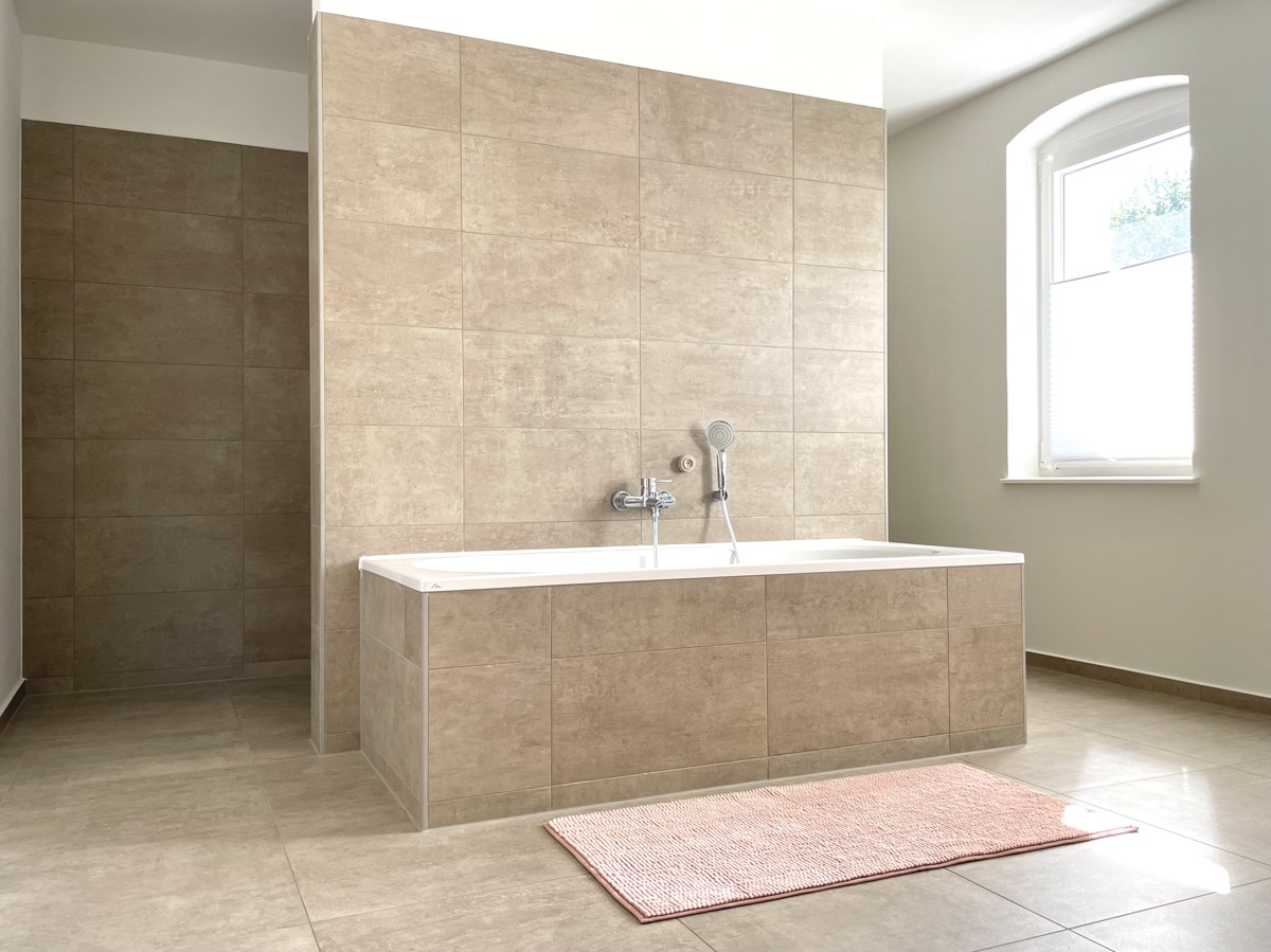 Badezimmer mit Badewanne, Dusche, WC