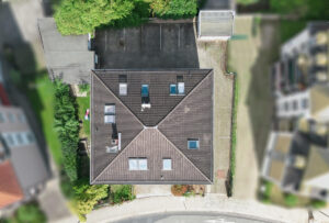 links im Innenhof