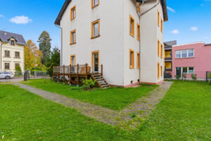 hinter dem Haus