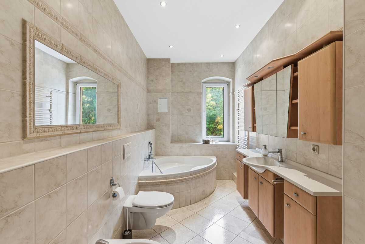 Tageslichtbad mit Badewanne