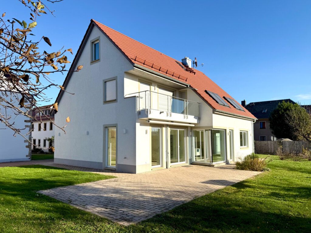 Exklusiver Neubau mit großem Grundstück!