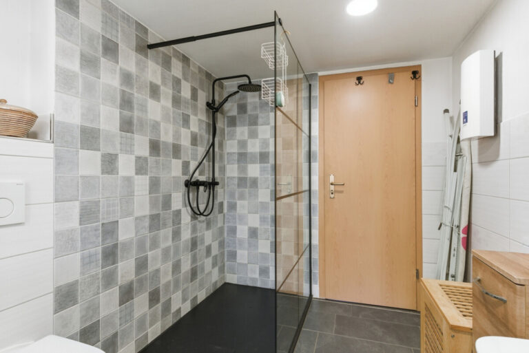 mit bodentiefer Dusche