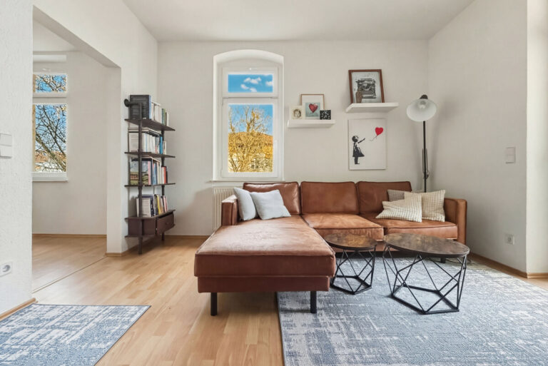 Wohnzimmer mit Balkon