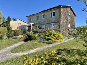 Hauseingang und Seitenansicht