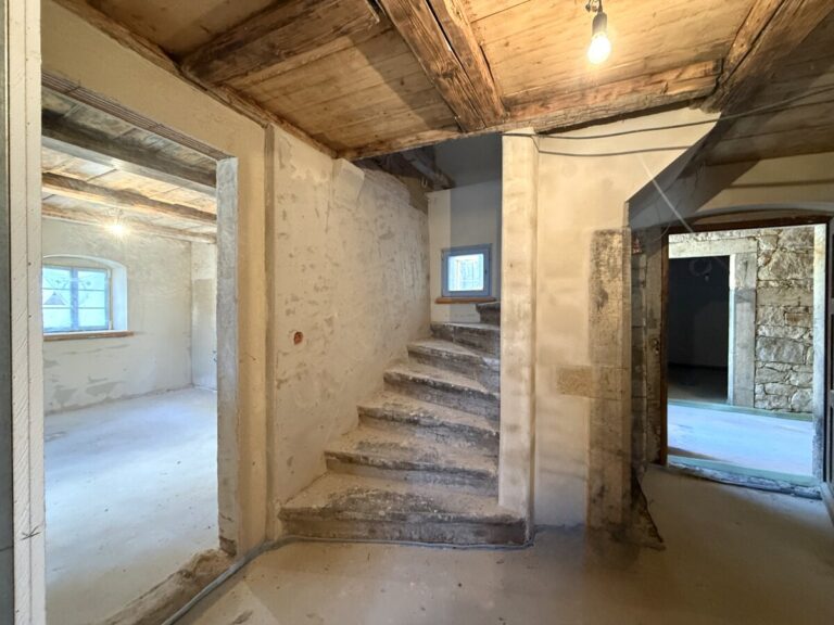Hausflur mit Sandsteintreppe