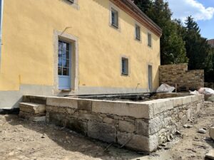 Terrasse aus Natursteinmauern