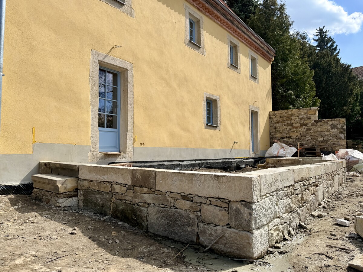 Terrasse aus Natursteinmauern