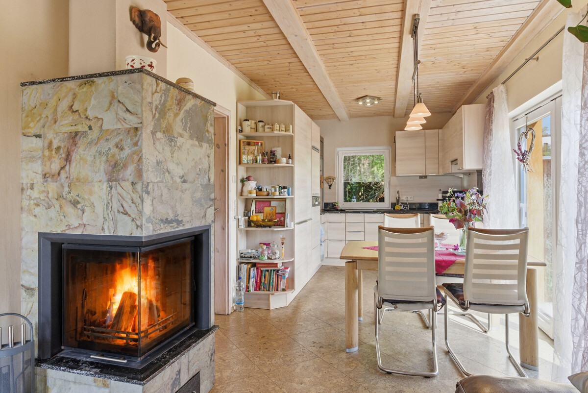 Wohn-Esszimmer mit Kamin