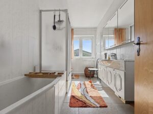 Tageslichtbad mit Badewanne und Dusche