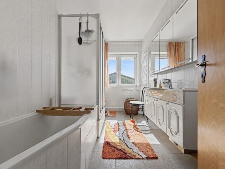 Tageslichtbad mit Badewanne und Dusche