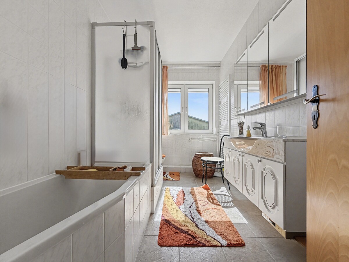 Tageslichtbad mit Badewanne und Dusche
