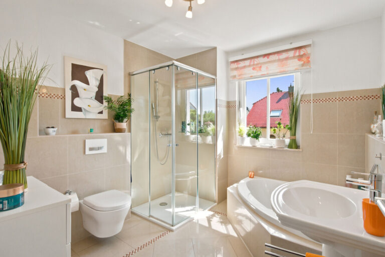 Badezimmer mit Badewanne und Dusche