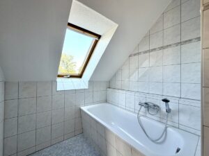 Tageslichtbad mit Badewanne
