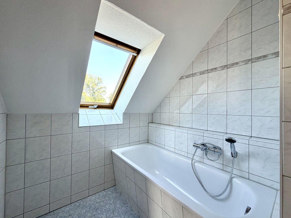 Tageslichtbad mit Badewanne