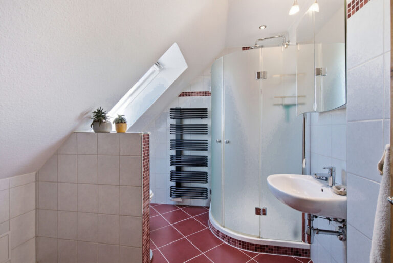 Badezimmer mit Dusche