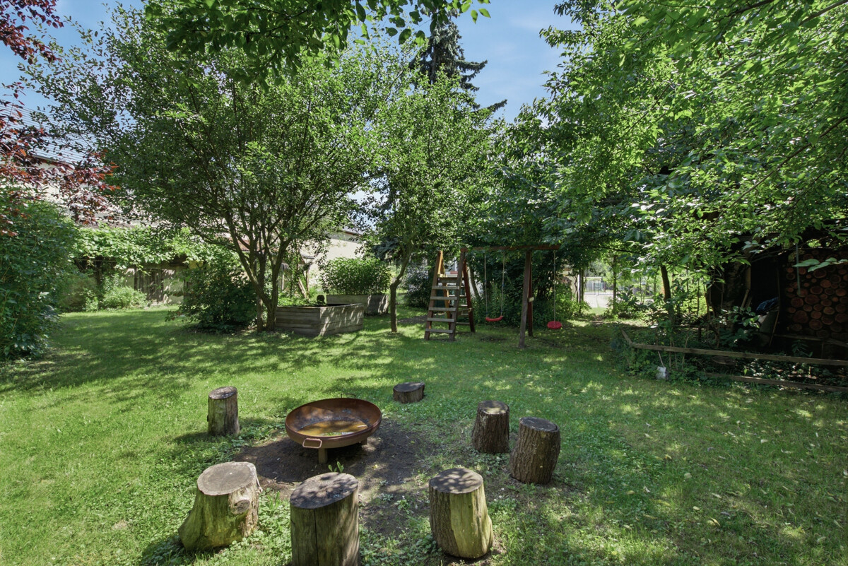mit weitläufigem Garten