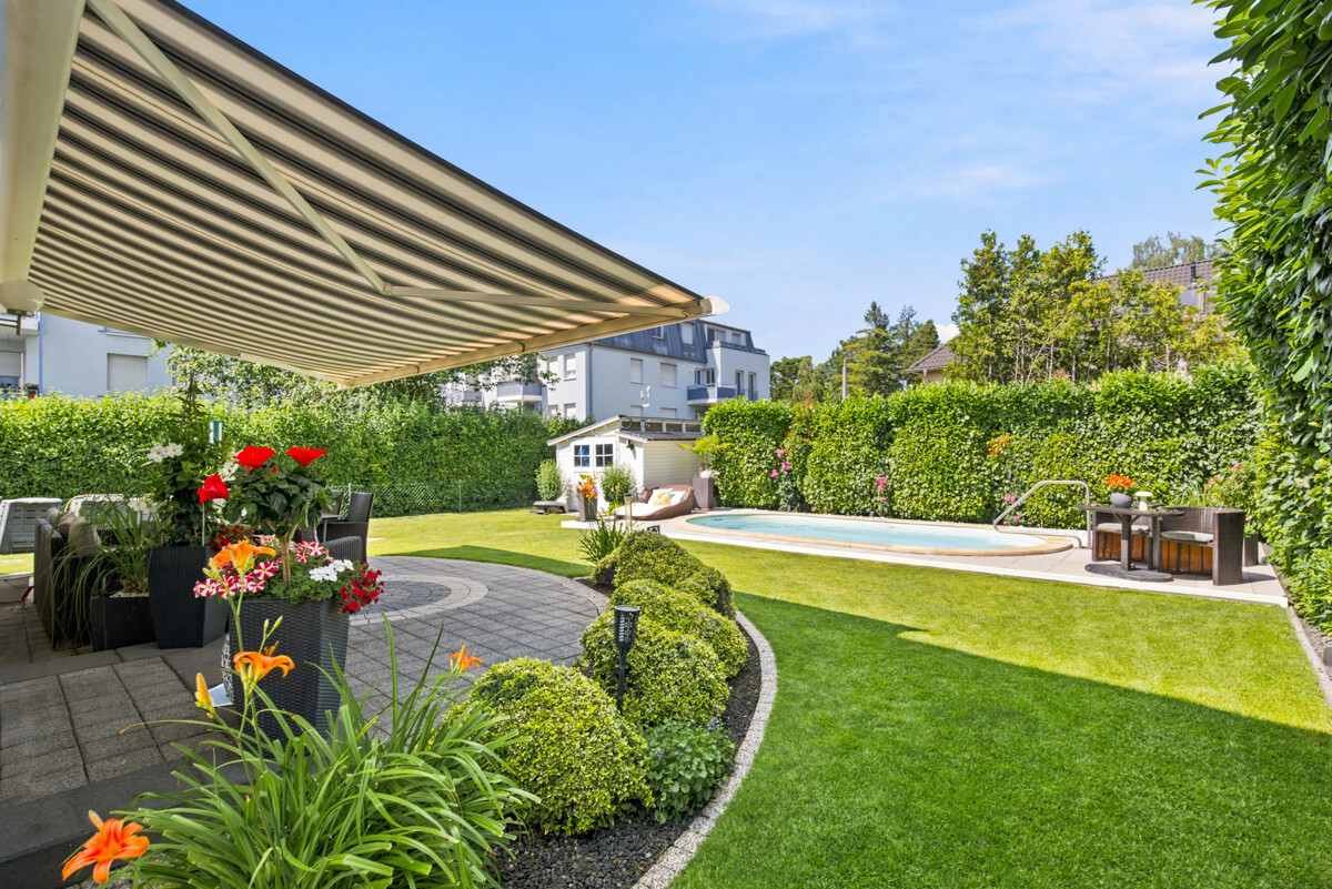 mit traumhaftem Garten