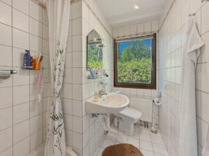 Badezimmer mit Dusche