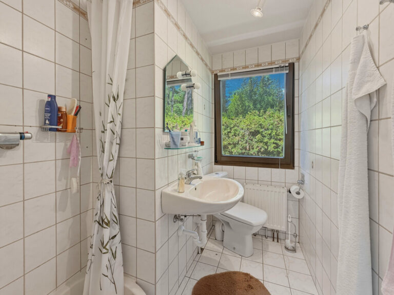 Badezimmer mit Dusche