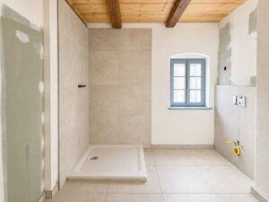 Badezimmer mit großer Dusche