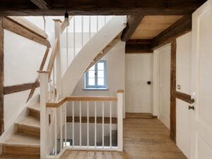 Neu eingebaute Holztreppe