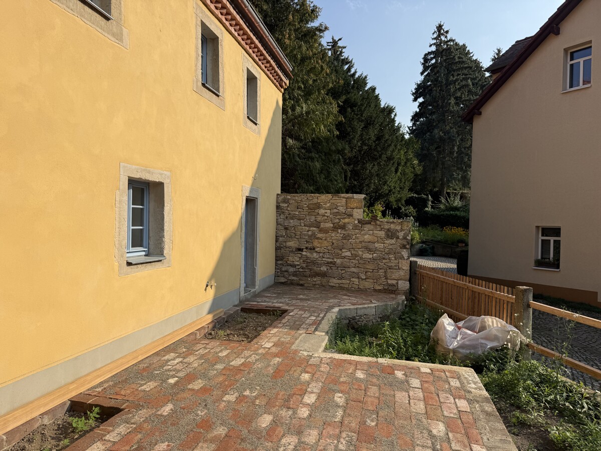 Terrasse aus Natursteinmauern