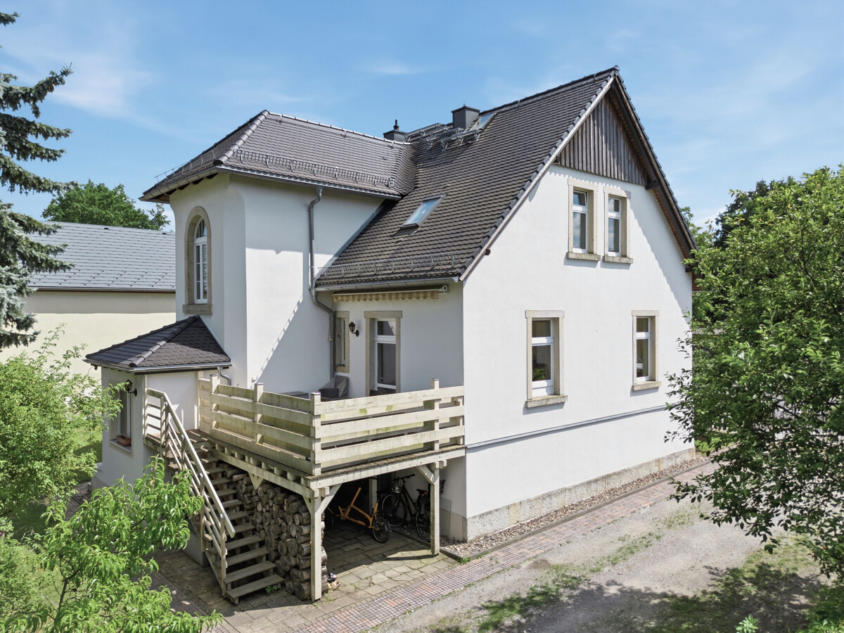 mit großem Grundstück