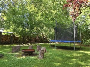 Trampolin und Feuerschale