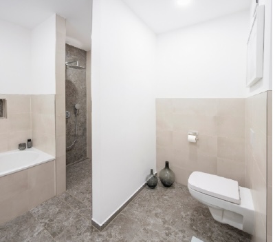 mit Badewanne und Dusche