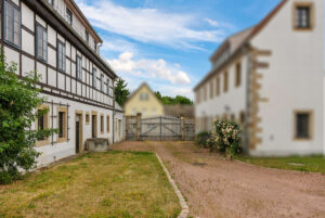 auf Dreiseitenhof