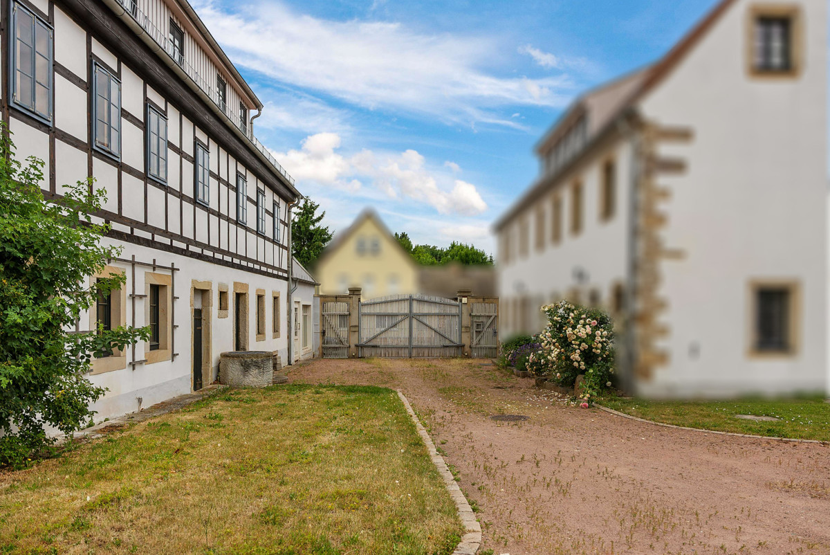 auf Dreiseitenhof